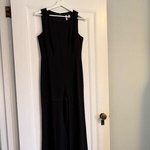 Fitted black sleeveless jumpsuit